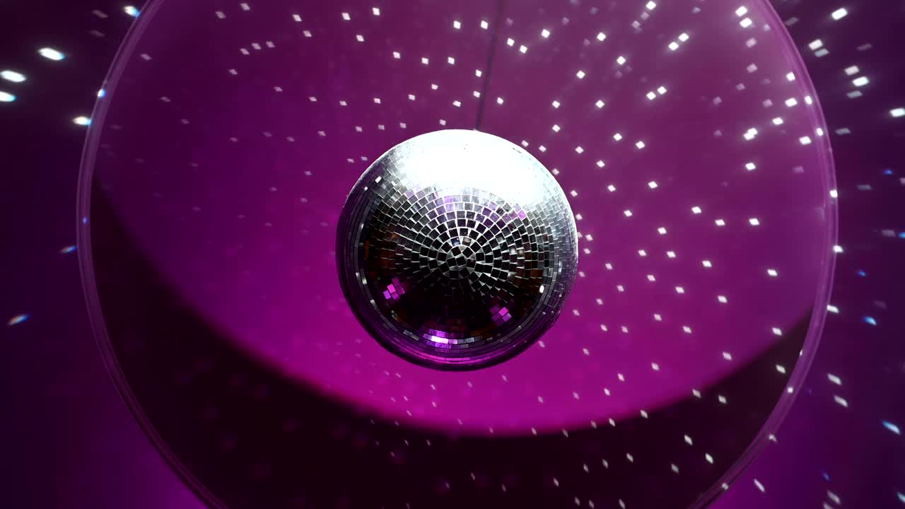 Palla da discoteca, vista dal basso, dai raggi della palla da discoteca, luce scenica, sfera a specchi