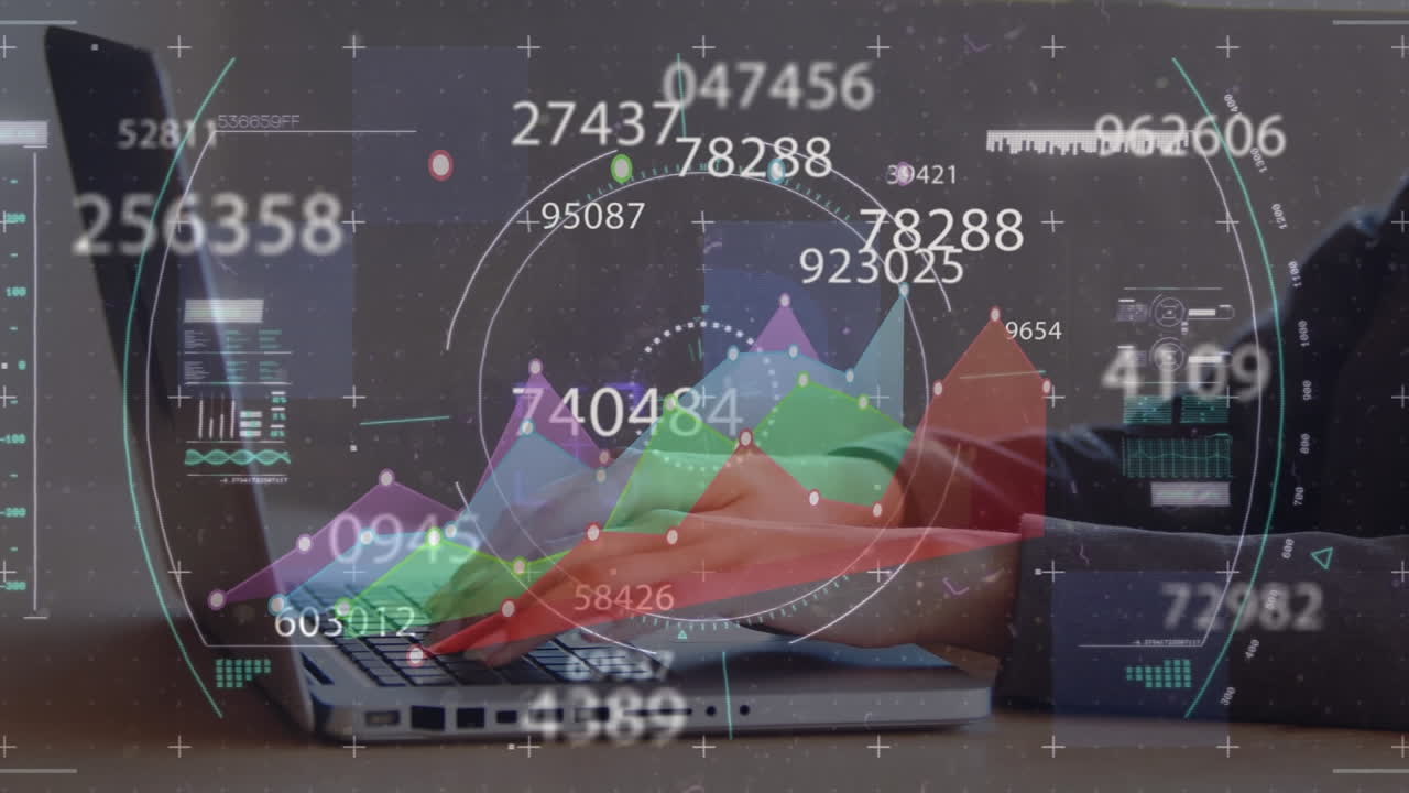 animazione dell'elaborazione dei dati con le mani utilizzando un portatile