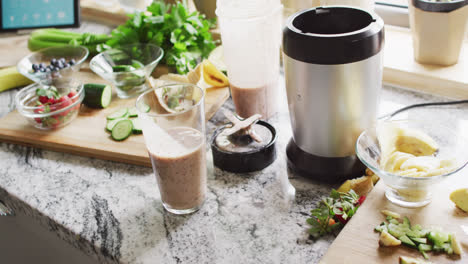 Interior-De-La-Casa-Vacía-De-La-Cocina-Con-Tableta,-Frutas-Y-Verduras-En-La-Mesa.