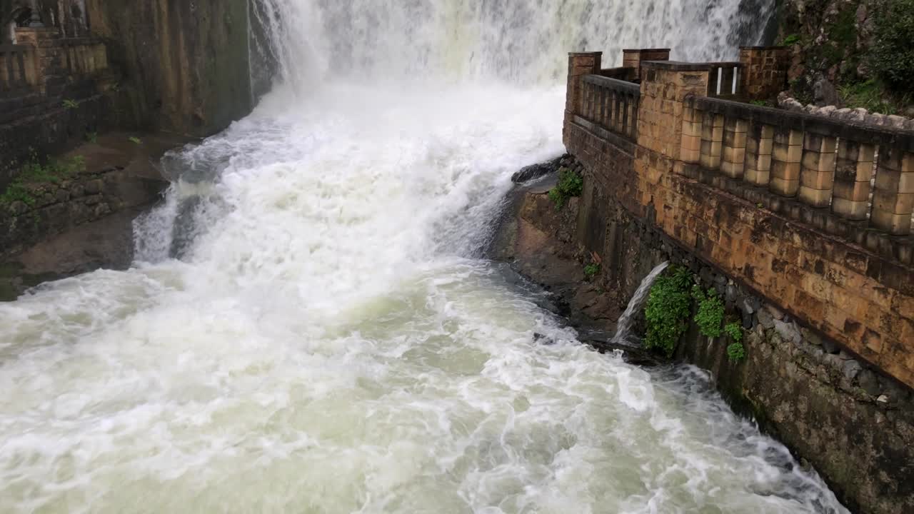 고 움직이는 물의 근접 촬영, 위에 폭포가 있습니다