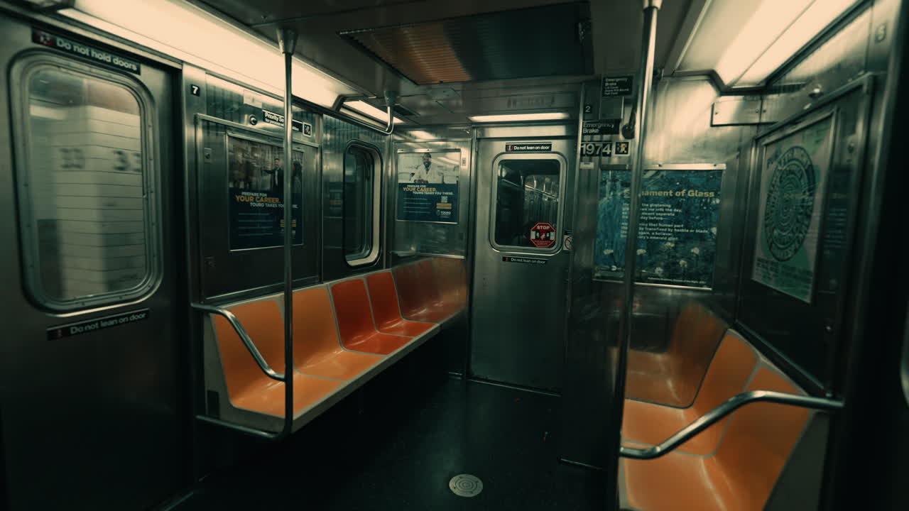 Tomt metrokvognsinteriør med orange sæder på station