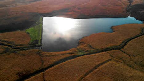 Toma-De-Grúa-Del-Embalse-En-El-Oeste-De-Yorkshire-Cerca-De-Marsden-Moor,-Parque-Nacional-Del-Distrito-Pico,-Reino-Unido