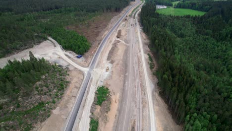 Construcción-De-Vías-Férreas-En-Zonas-Rurales,-Construcción-De-Infraestructuras-Respetuosas-Con-El-Medio-Ambiente,-Revelación-Aérea