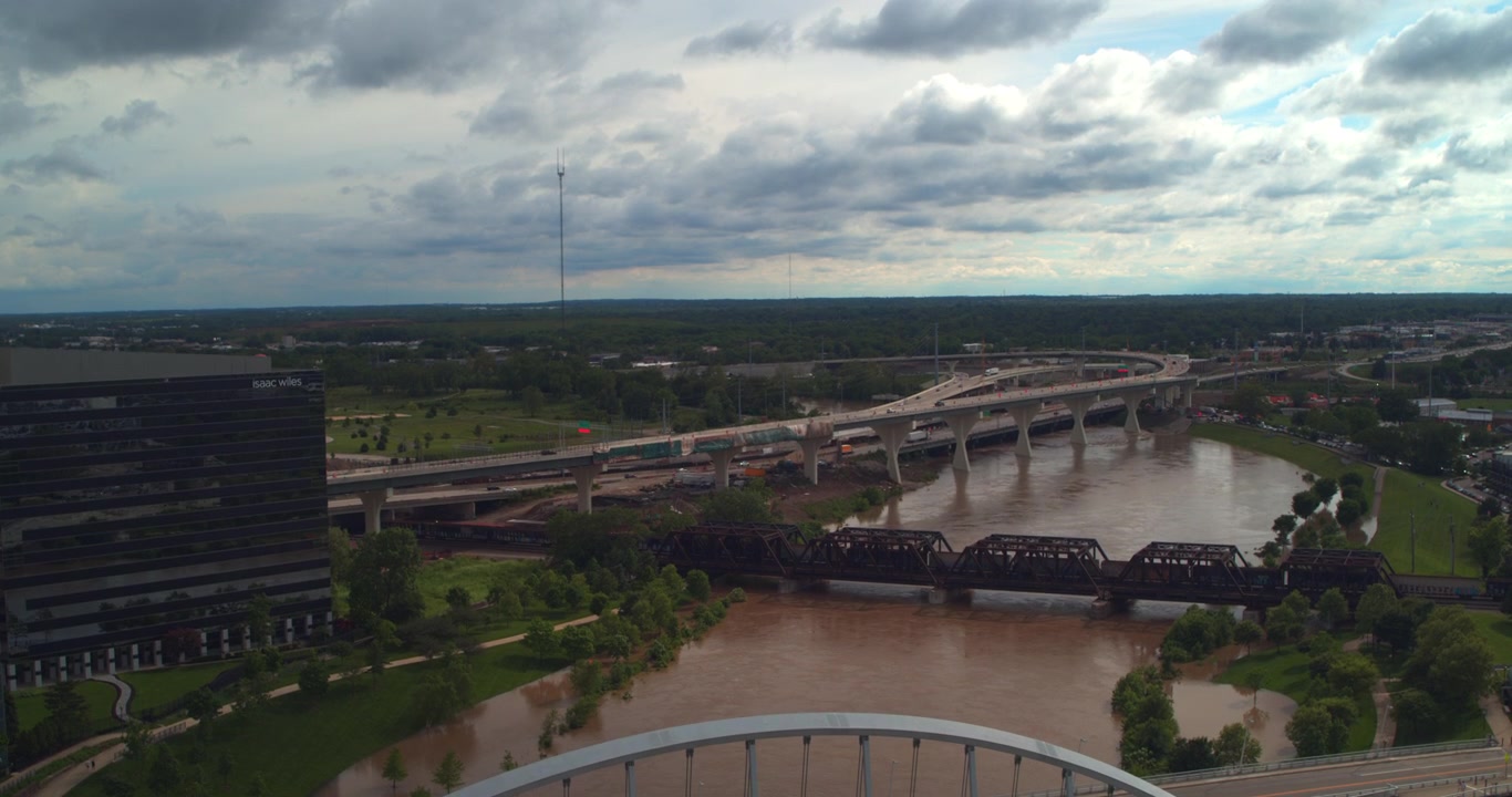 Veduta aerea con drone del Main Street Bridge e del fiume Scioto nel centro di Columbus, Ohio, che mostra il lungofiume urbano, l'infrastruttura del ponte e il moderno skyline della città.