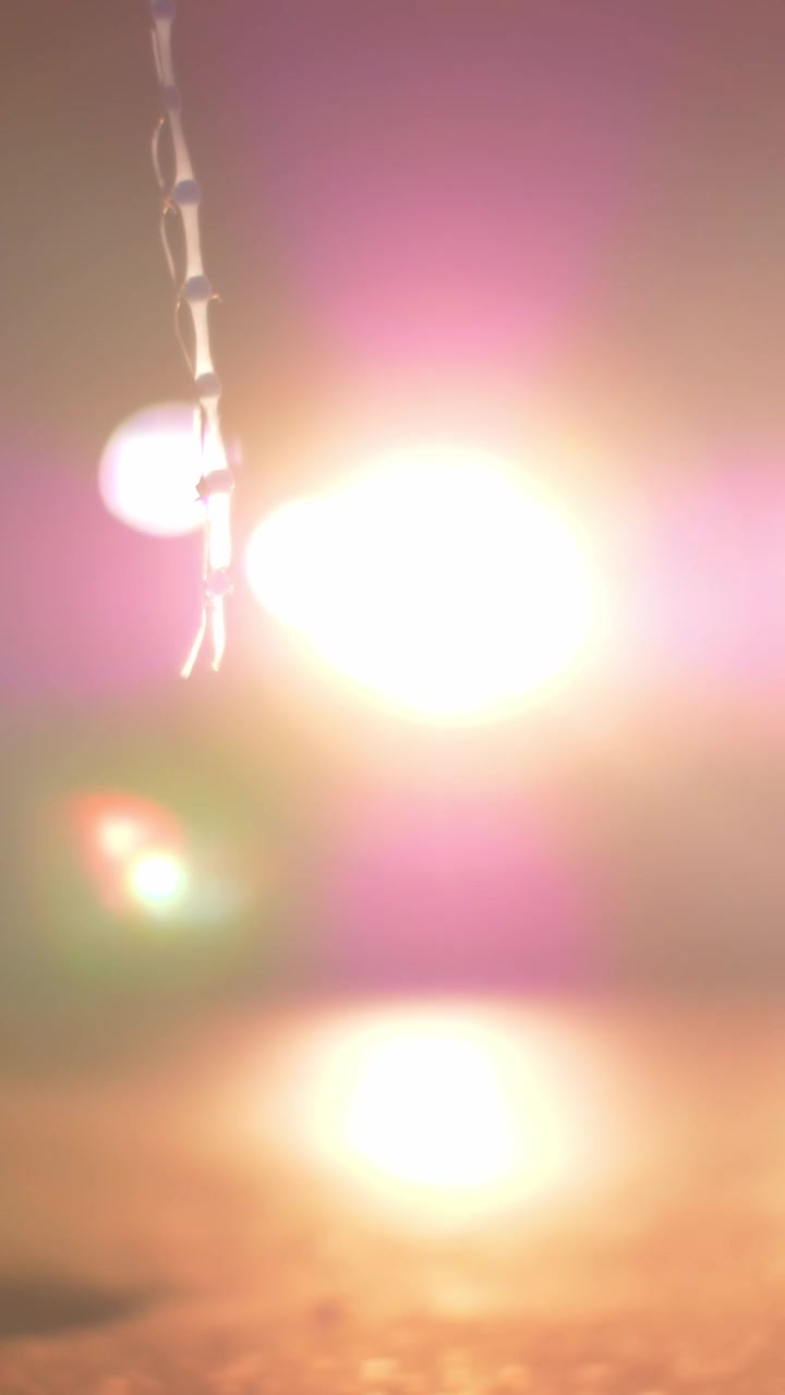 Auto con fari luminosi che guida di notte