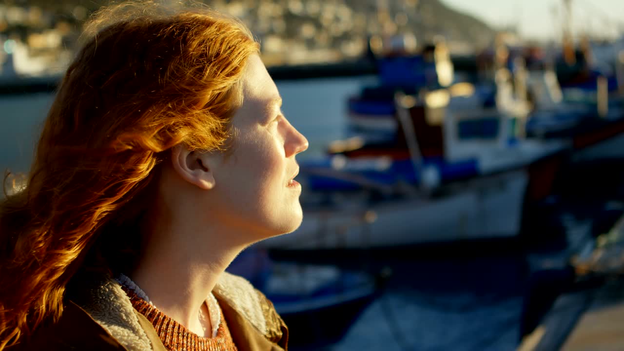 mujer derramando sus ojos en el muelle 4k