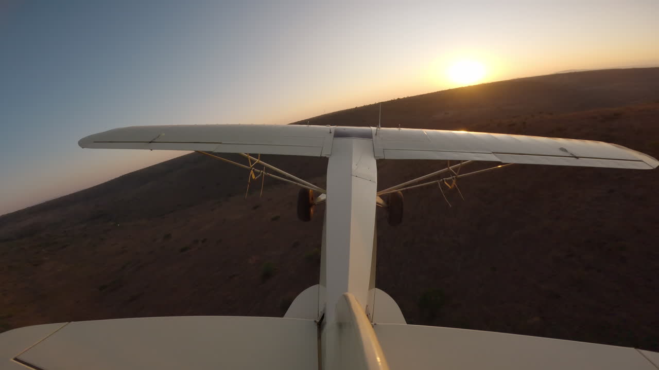 Aereo bushcraft in volo sopra colline ondulate nella savana