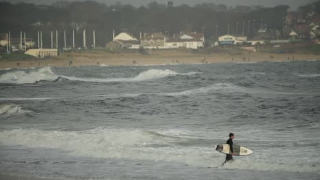 Surfer-Läuft-In-Die-Wellen-Am-Roker-Beach-Im-Nordosten-Englands