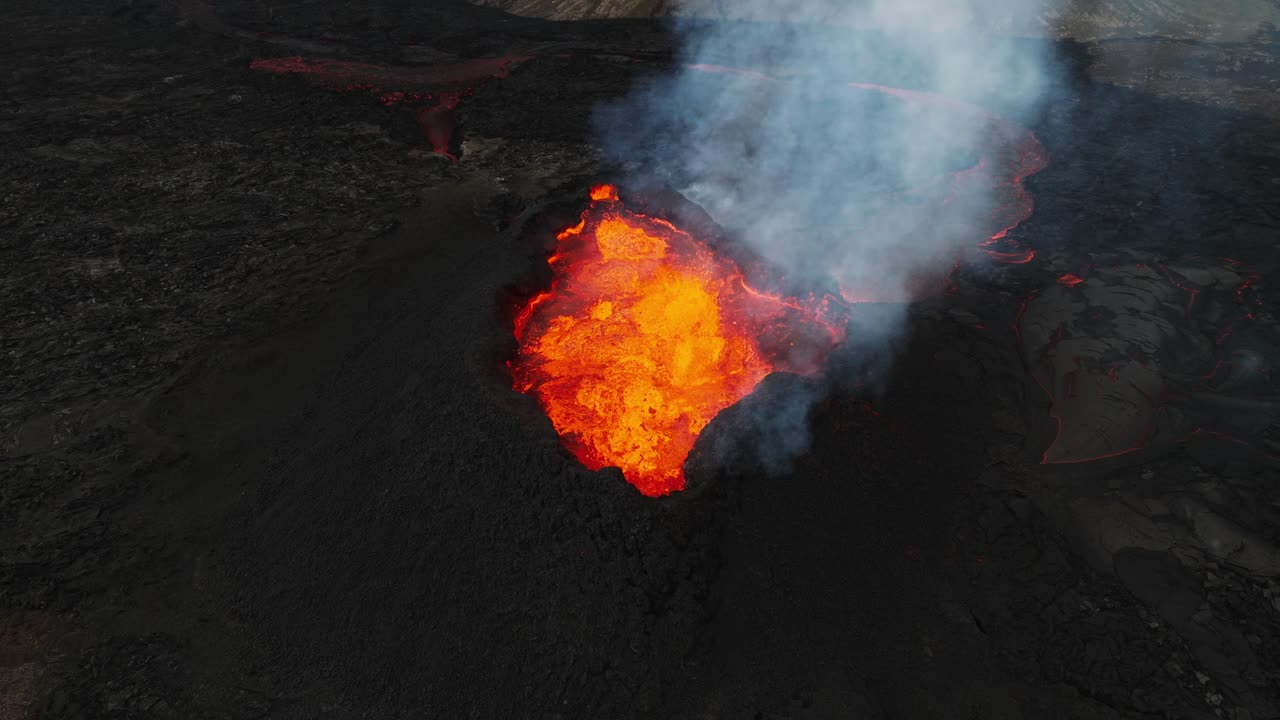 vista aérea de un volcán en erupción en litli-hrutur, islandia, con lava y humo saliendo