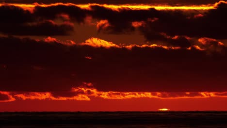 fascinante puesta de sol junto al mar