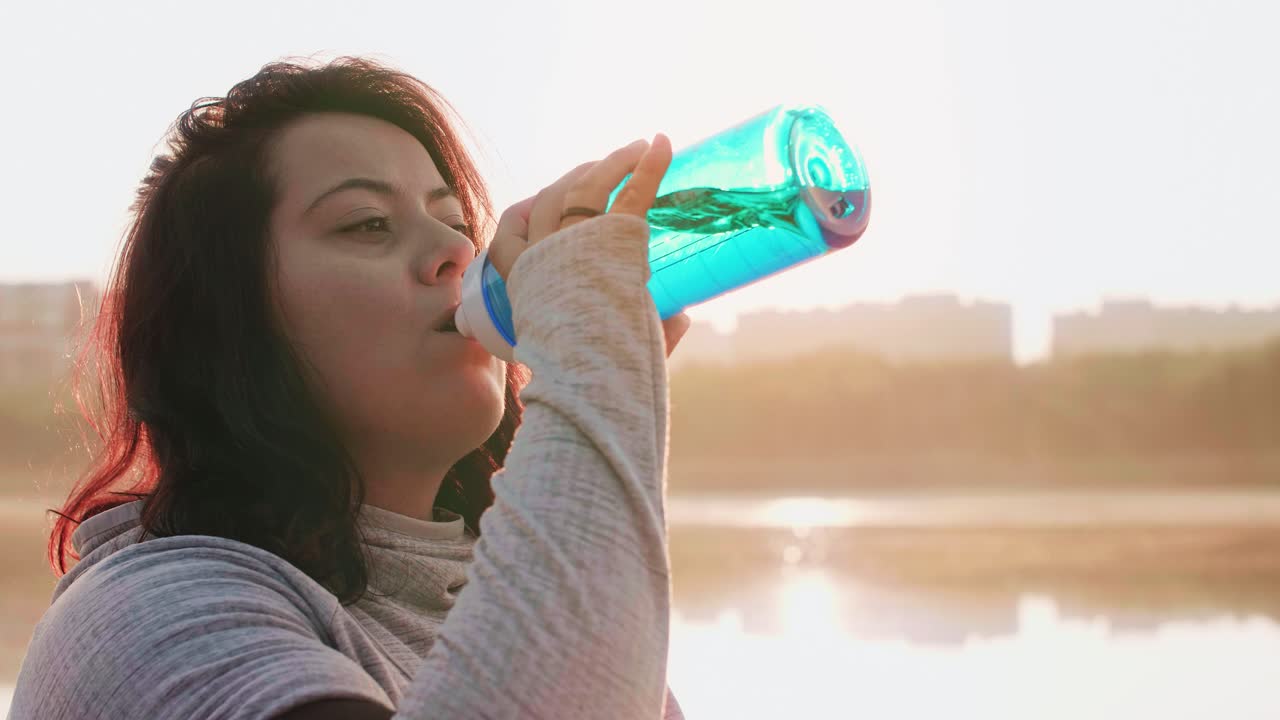 atleta bebiendo agua después de un entrenamiento duro