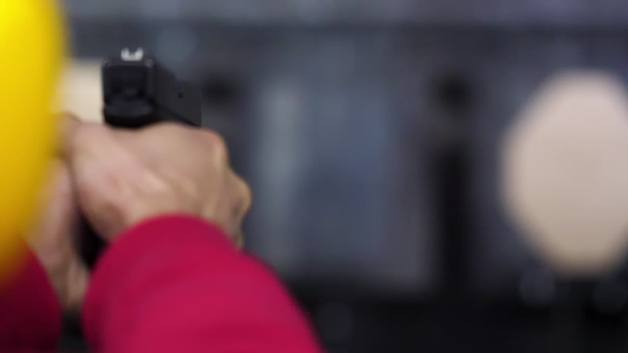 persona disparando desde el punto de mira