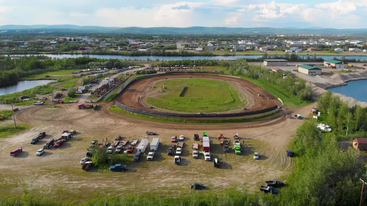 video de drones de 4k de carreras de autos modificados en mitchell raceway en fairbanks, ak durante la soleada tarde de verano-5