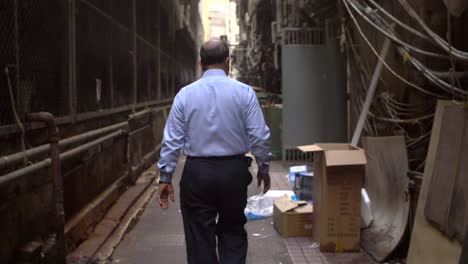 hombre de negocios caminando en un callejón sucio