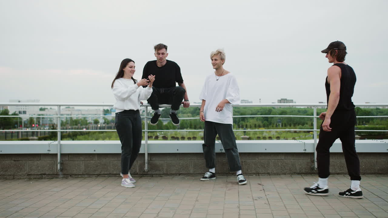 друзья позируют для фото.