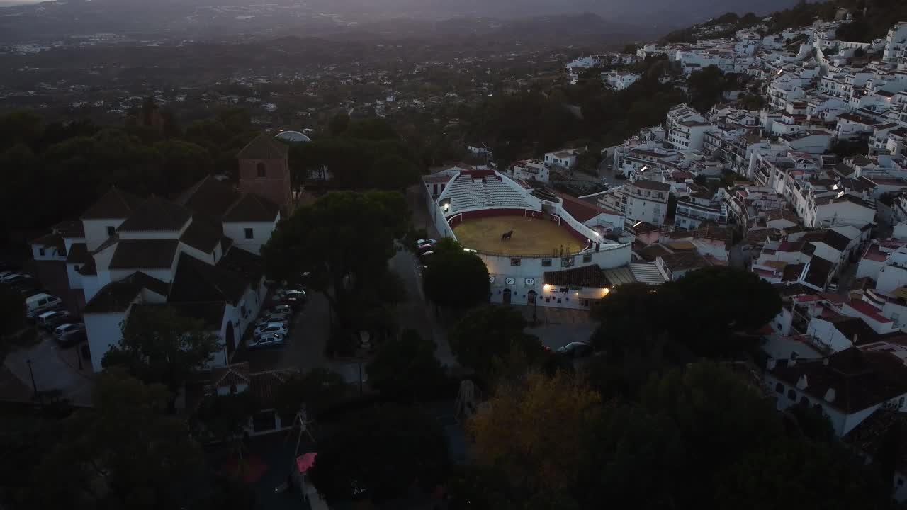 edificios emblemáticos del municipio de mijas con fincas blancas, vista aérea de drones