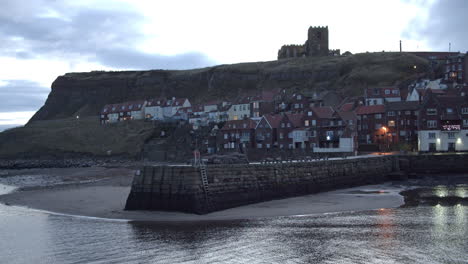 Whitby,-North-York-Moors,-Amanecer-En-El-Puerto,-Barcos---4k-Prores-422hq,-Bmpcc-Clip-13---Enero-De-2022