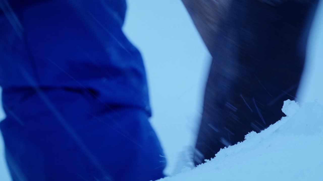 вбивание кувалды в ледяную пещеру