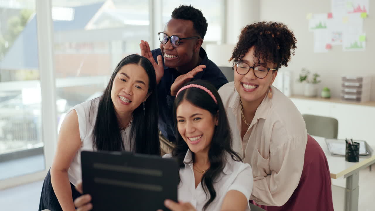 un equipo feliz y diverso tomando una selfie en una oficina moderna