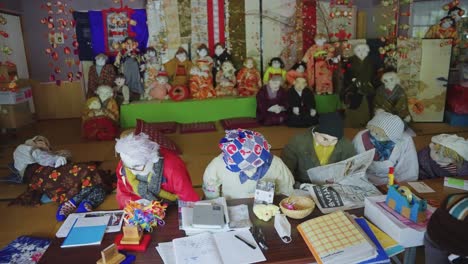 una habitación llena de espantapájaros humanos en nagoro, kakashi no sato en japón
