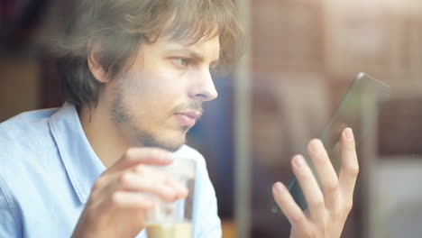 Hombre-Usando-La-Pantalla-Táctil-De-La-Tableta-En-La-Cafetería