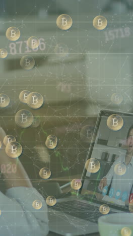 animación de procesamiento de datos, bitcoin y candado de seguridad sobre mujer caucásica usando computadora portátil