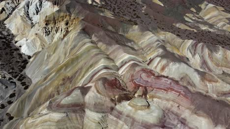 estratos de suelo coloridos en la montaña cerro de los siete colores en argentina