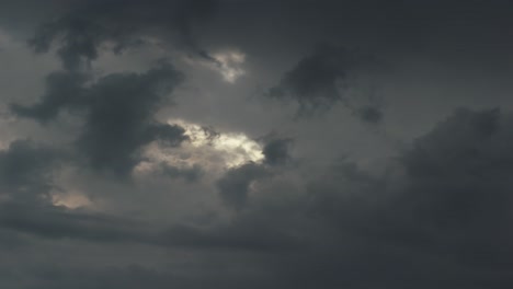 Atmósfera-Tempestuosa-Con-Nubes-Grises-Oscuras-Y-Premonitorias-Tormenta-Inminente