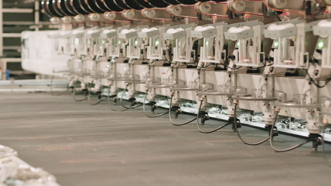 자동차 공장에서 기술 작업을 수행하는 동기화 조립 라인