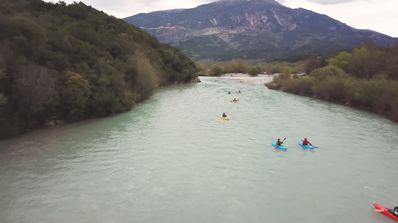 Persone che fanno canoa kayak sul fiume Evinos in Grecia in una nuvolosa giornata primaverile