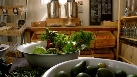 Primer-Plano-De-Verduras-En-Utensilio-En-El-Supermercado-4k