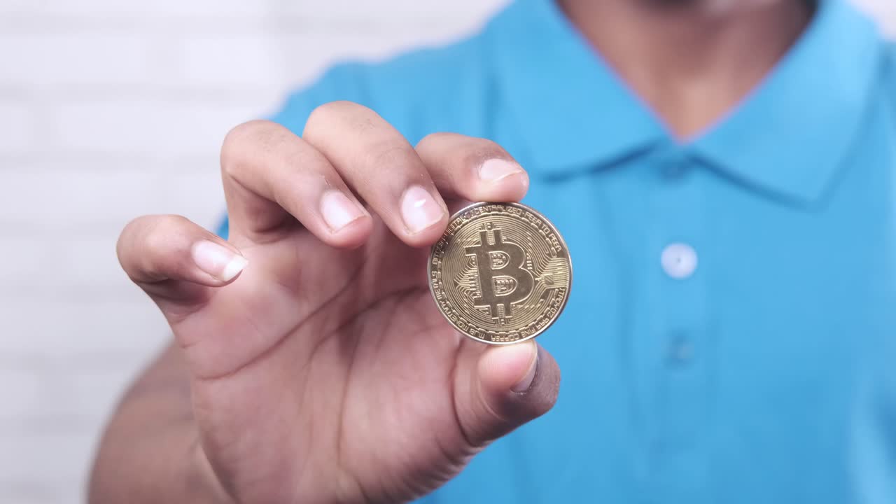 persona que tiene una moneda de bitcoin