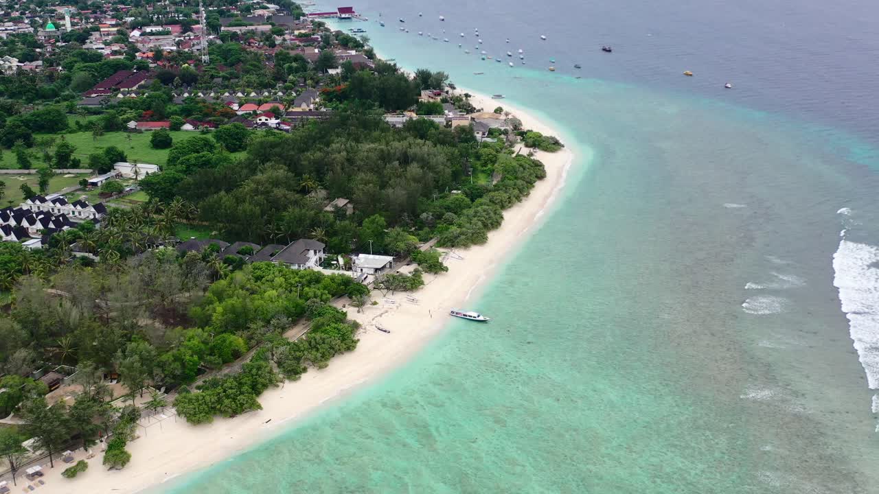 arriba hacia abajo del océano azul turquesa y las playas de arena blanca de gili trawangan