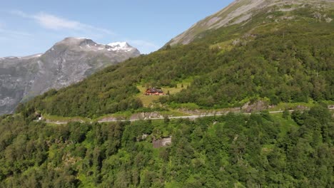 Una-Carretera,-Una-Casa-Y-Una-Cascada-Junto-Al-Fiordo-De-Geiranger-En-Noruega