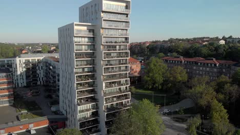 Urbanes-Leben-Am-Wasser-In-Einem-Modernistischen-Wohnhochhaus