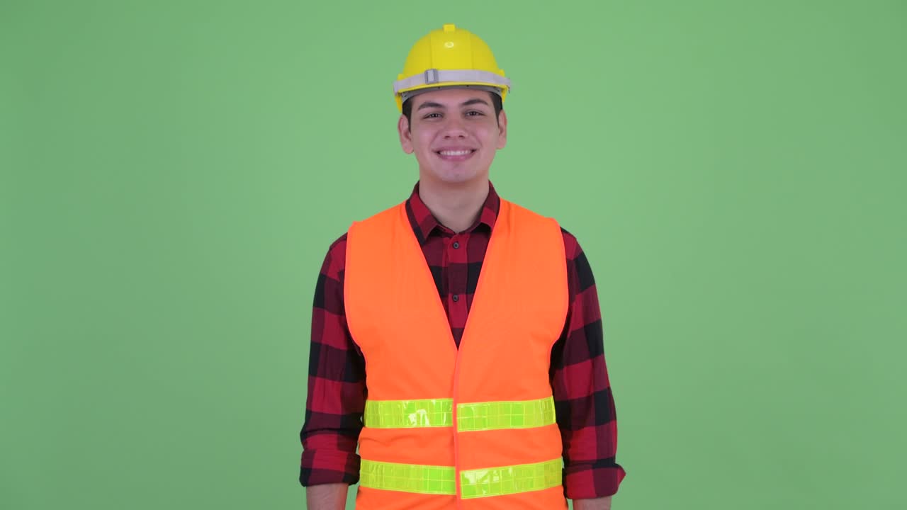 joven apuesto hombre multiétnico trabajador de la construcción
