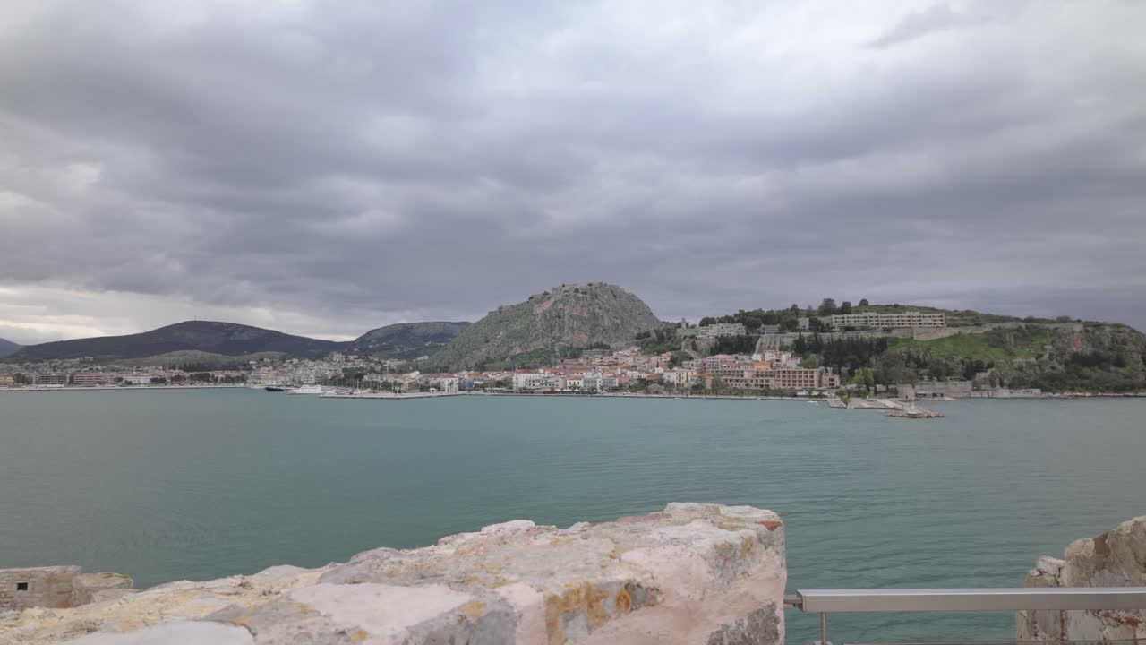 старый город нафплио в греции - воздушный снимок с дрона