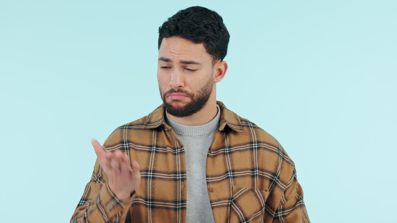 estudio, elección o cara de hombre confundido por maqueta