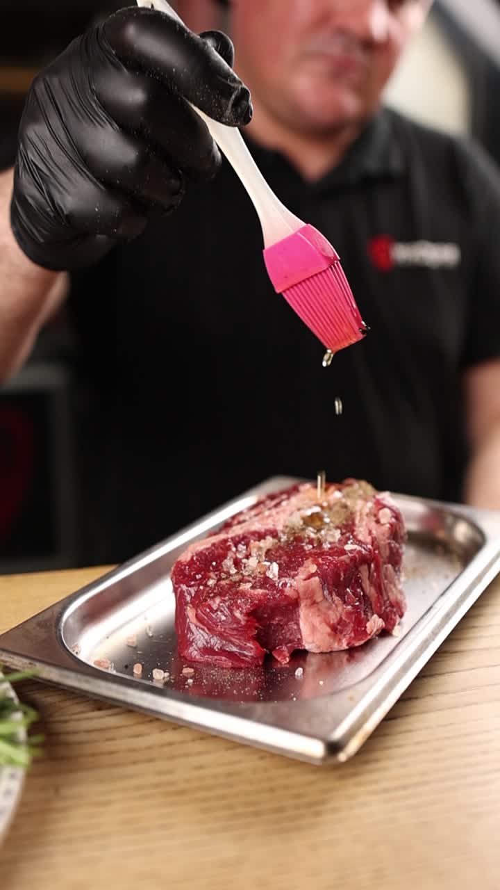 Chef che prepara una bistecca