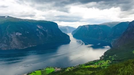 stegastein en busca de la hermosa naturaleza de noruega.