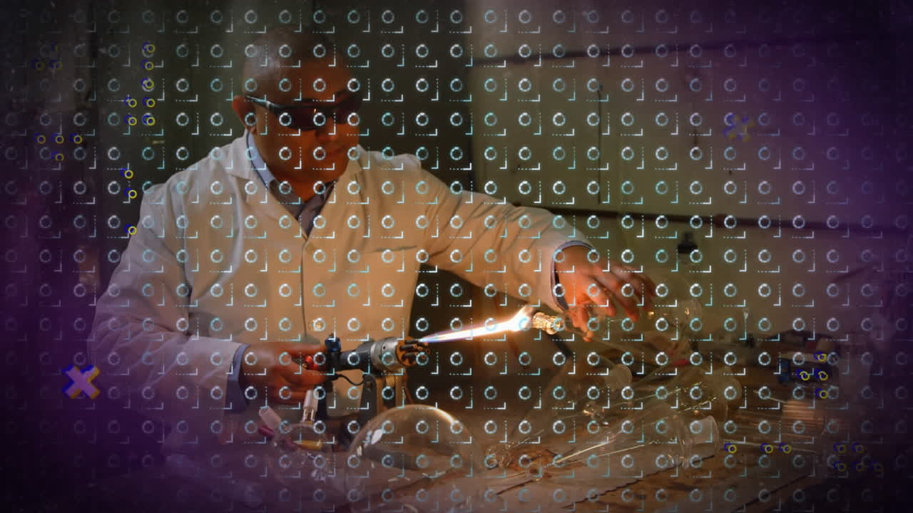 анимация движущихся кругов над двухрасовым ученым-мужчиной, работающим в лаборатории