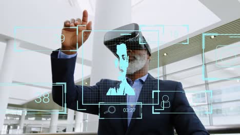 Mehrere-Bildschirme-Mit-Datenverarbeitung-über-Einem-Afroamerikanischen-älteren-Mann,-Der-Im-Büro-Ein-VR-Headset-Trägt