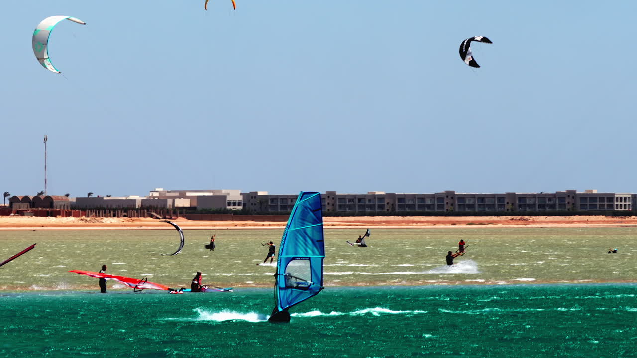 수상 스포츠, 윈드서핑, 이집트 후르가다 해변 일일 태양광, 여름 느낌, 60fps를 연습하는 사람들