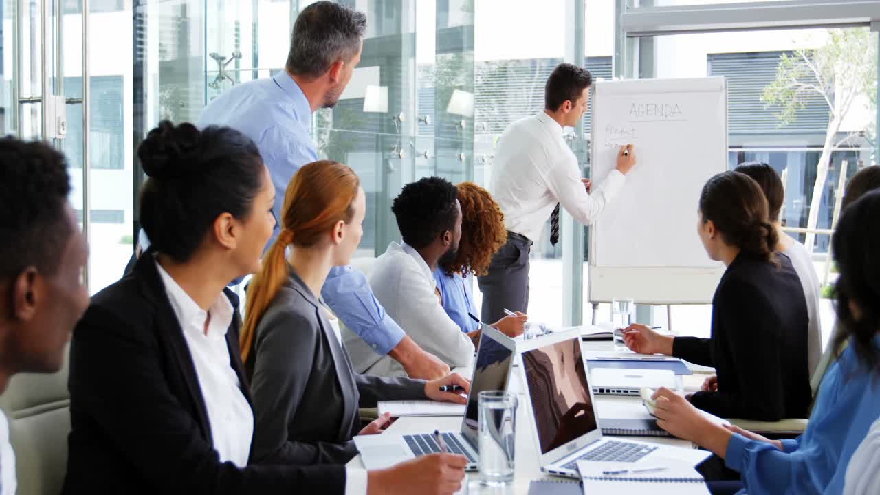 회의실 에서 회의 를 주도 하는 사업가