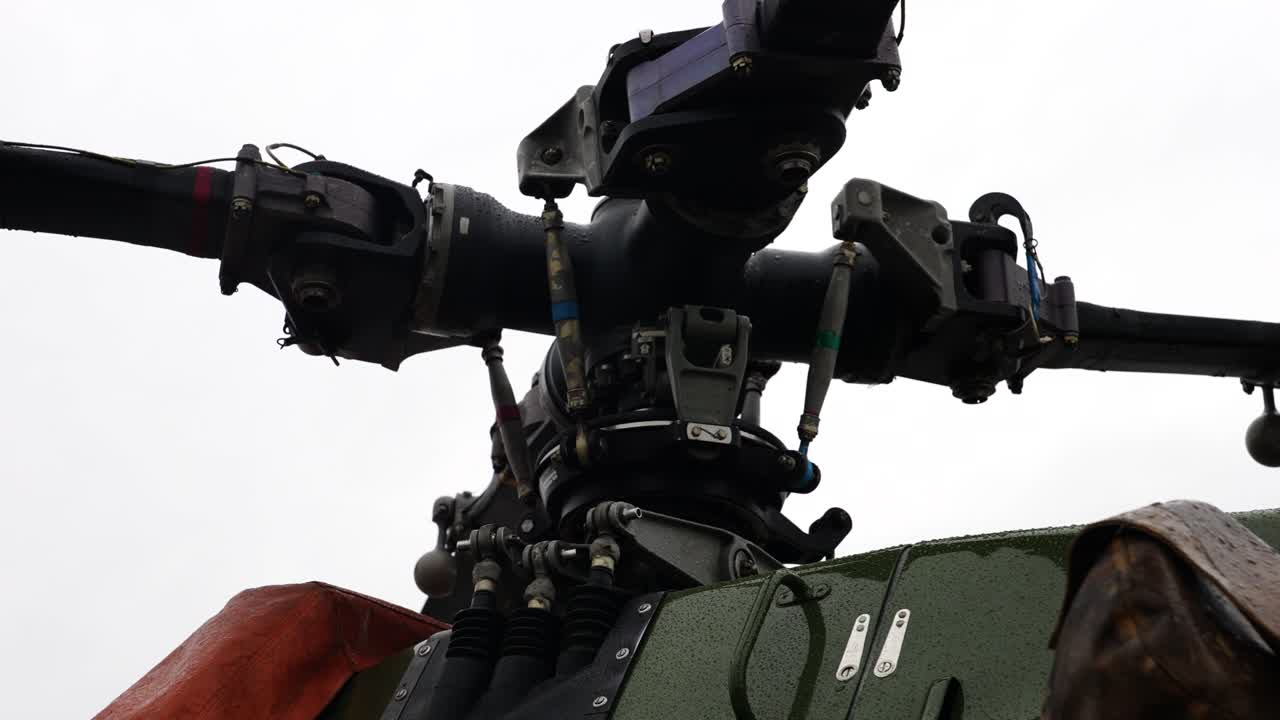 cierre del sistema de palas del rotor del helicóptero para generar fuerza de elevación aerodinámica