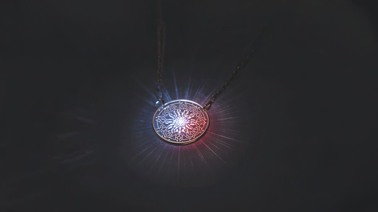 Ciondolo incandescente che pulsa in studio, nucleo che si illumina emettendo raggi blu, che mostra un mandala, catena