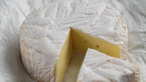 queso cremoso camembert giratorio, primer plano, concepto de producto lácteo