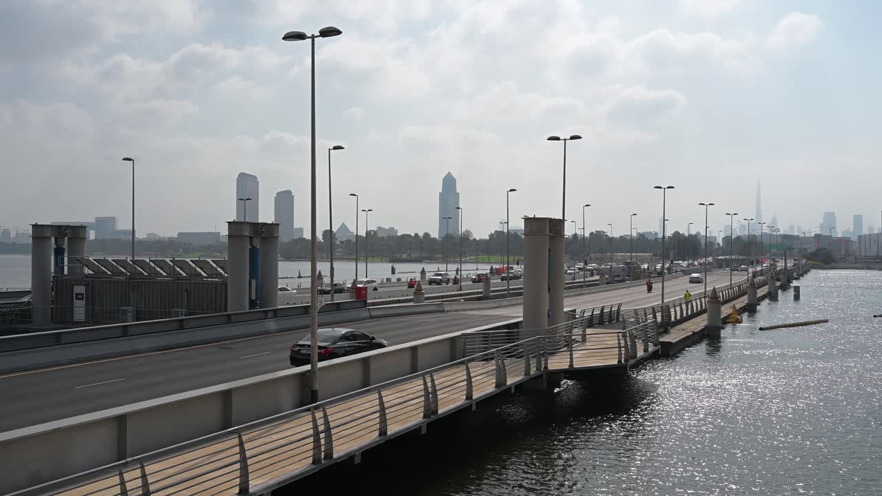 4k 영상: 두바이의 부동 다리, 아랍 에미레이트 항공의 교통