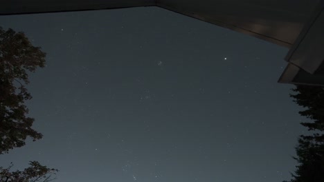 astro timelapse del cielo nocturno desde un techo