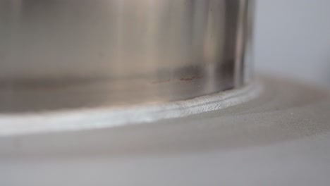 tubos de acero inoxidable con brida, unión, soldados en un tanque de acero inoxidable, fondo de la planta de fabricación